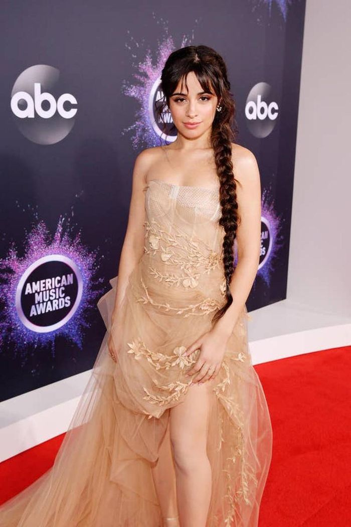  Cabello chuyển mình sang hình tượng thanh khiết lãng mạn trong chiếc váy vải tuyn màu nude của Oscar de la Renta. Chiếc váy của cô ca sĩ 22 tuổi nổi bật với phần họa tiết hoa tinh tế.