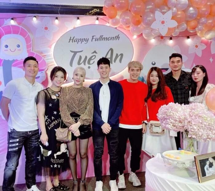 Văn Toàn mặc áo đôi với bạn gái trong tiệc đầy tháng của con gái Bùi Tiến Dũng.