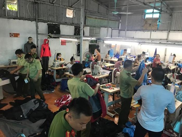 Cơ quan chức năng kiểm tra xưởng sản xuất hàng giả mạo nhãn hiệu The North Face trên địa bàn tỉnh Hưng Yên.