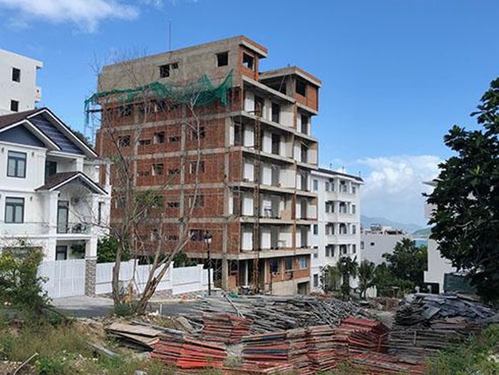 Nhưng bên trong, nhiều công trình vẫn ngang nhiên thi công