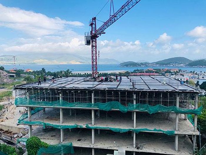 Lô đất 69 của ông Ngô Phi Hùng đưa cả cần cẩu vào xây dựng