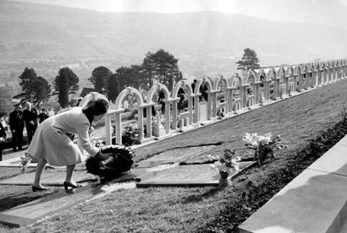 Nữ hoàng Elizabeth II đặt vòng hoa tưởng nhớ các nạn nhân của thảm họa Aberfan năm 1966. 