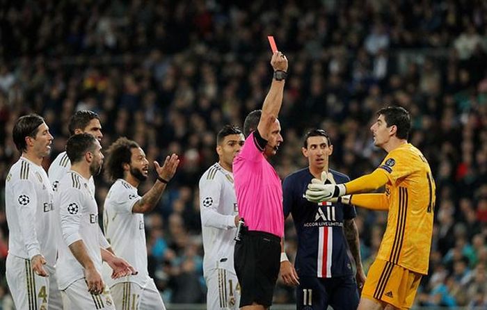 Thibaut Courtois may mắn thoát thẻ đỏ nhờ VAR. Ảnh: Getty.