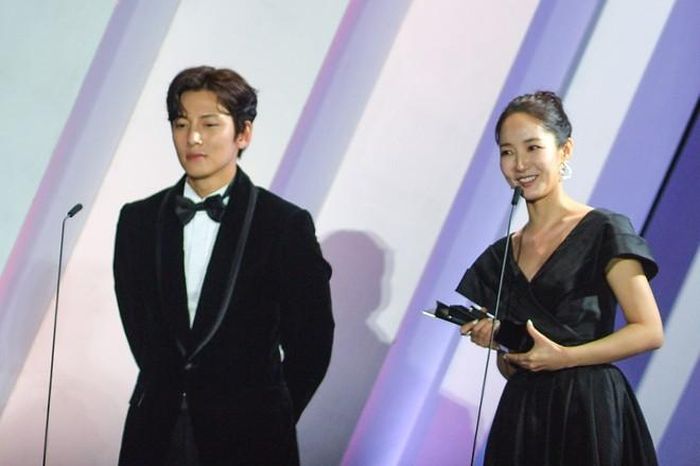 Anh cùng nữ diễn viên Park Min Young lên nhận giải thưởng Asia Celebrity (Diễn viên nổi tiếng châu Á). Cả hai từng đóng cặp trong bộ phim Healer, tác phẩm truyền hình làm mưa làm gió khắp màn ảnh châu Á năm 2015. 