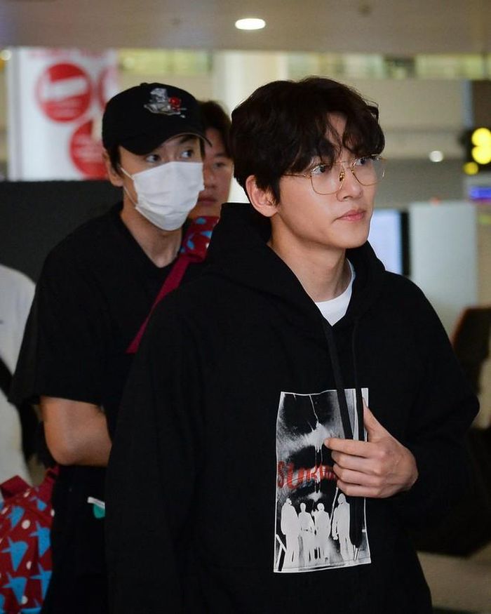 Đây không phải lần đầu Ji Chang Wook sang Việt Nam. Chỉ trong năm nay tài tử đã tới Việt Nam 3 lần. Tháng 7, anh tới Hà Nội. Hồi tháng 9, nam diễn viên cũng tới thành phố Hồ Chí Minh để tham gia một sự kiện thương mại. Anh chia sẻ có ấn tượng với sự năng động ở nơi đây. Ji Chang Wook cũng không ngần ngại khi tham quan Hà Nội bằng xe máy. 