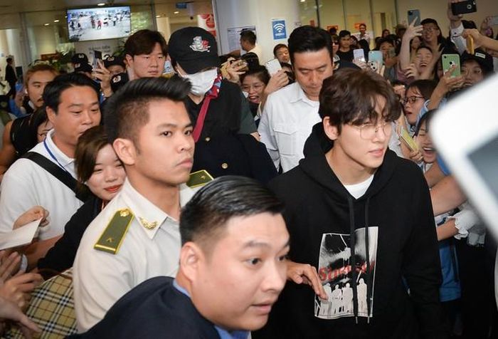 Trước đó, khoảng 13h trưa ngày 26/11, Ji Chang Wook và Lee Kwang Soo cùng đáp chuyến bay sang Việt Nam. Cả hai đều là những nghệ sĩ Hàn Quốc sở hữu lượng người hâm mộ hùng hậu. Khi hai nam diễn viên hạ cánh xuống sân bay, đã xuất hiện cảnh tượng chen lấn vì sự cuồng nhiệt của fan.
