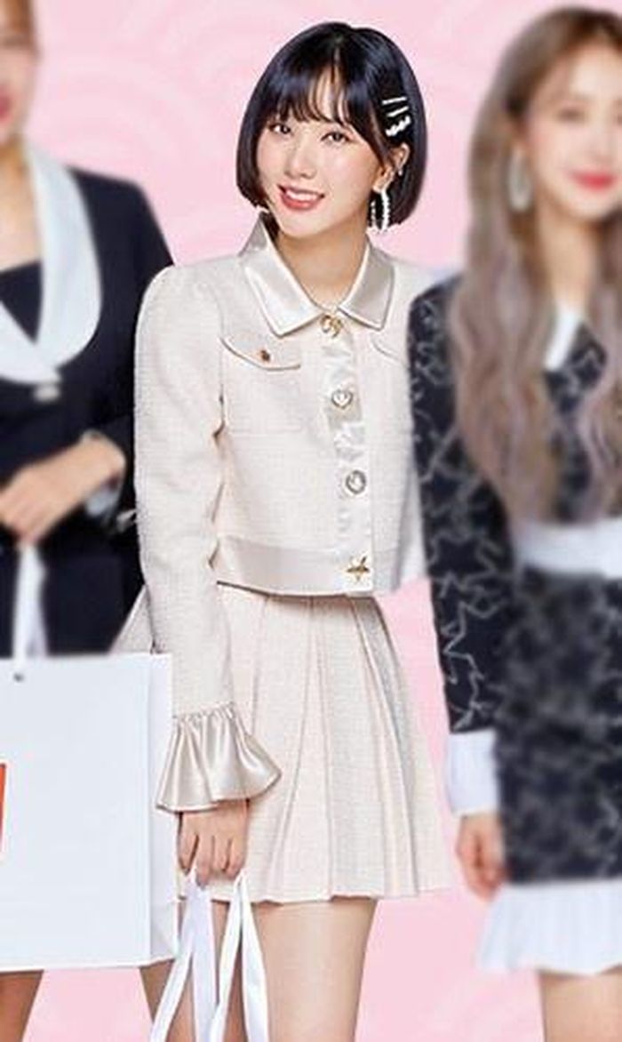 Tại BlackPink 2019 Private Stage, Rosé "đốn tim" fan khi thể hiện thành công ca khúc mang phong cách dễ thương. Cô như biến thành nàng tiểu thư đến từ những thập niên trước trong set đồ chất liệu tweed của thương hiệu Charm's. Nhiều fan nhanh chóng nhận ra Eun Ha (GFriend) cũng từng diện mẫu tương tự nhưng phần eo được giữ nguyên. Từ đó, người hâm mộ dành lời khen cho stylist của BlackPink khi cắt ngắn chiếc jacket giúp Rosé khoe eo con kiến. Ảnh: Tumblr.