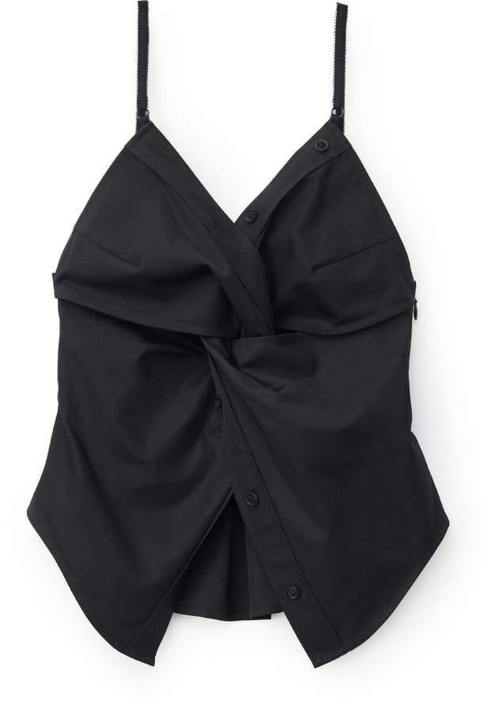Mẫu áo 2 dây đen có giá 395 USD đến từ nhà mốt Alexander Wang che hết vòng eo phái đẹp. Khi được lăng xê bởi mỹ nhân nhà YG, thiết kế thu hút nhiều người khi thể hiện được vẻ sexy và cá tính hơn cho chủ nhân. Ảnh: Twipu, Alexanderwang. 