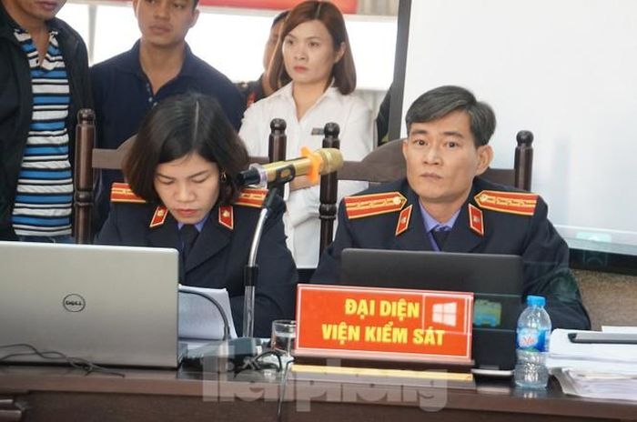 Kiểm sát viên tham gia giải quyết vụ án.