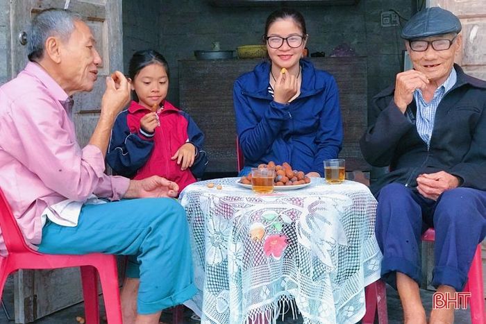 Nhâm nhi món cọ hấp bên ly chè xanh trong những cơn gió đầu mùa se lạnh, ông Nguyễn Tiến Mưu (85 tuổi) thấy ấm áp lạ thường: “Ngày cái đói còn đeo đuổi người con xứ Nghệ - Tĩnh xưa, quả cọ chính là “ân nhân” của dân nghèo ngày ấy. Giờ đây, khi được nếm lại những hương vị của ngày xa xưa, ta lại thêm yêu quý những kỷ niệm cũ và biết trân trọng hơn những gì đang có”.