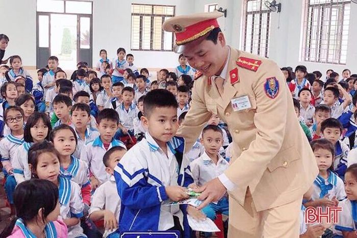 Khuyến khích học sinh tham gia trả lời bằng những phần quà nhỏ.