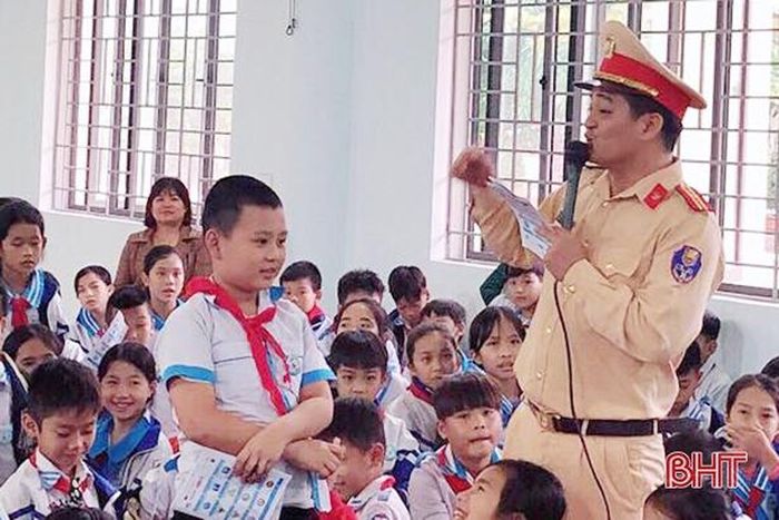 Học sinh hào hứng tham gia trả lời các câu hỏi về kiến thức ATGT.