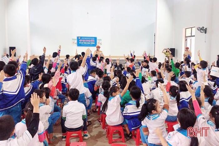 Tham gia buổi học ngoại khóa về Luật ATGT có 300 học sinh Tiểu học Thạch Môn.