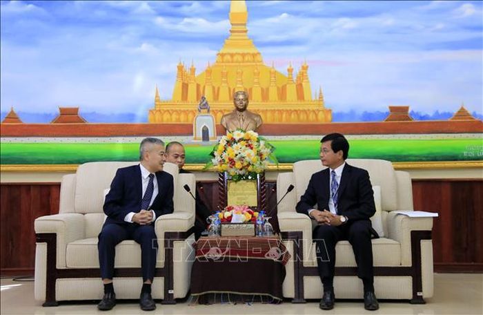Đồng chí Somphone Sichaleun, Phó Trưởng Ban Đối ngoại Trung ương Lào tiếp Đại biện Nguyễn Thanh Tùng. Ảnh: Phạm Kiên/PV TTXVN tại Lào