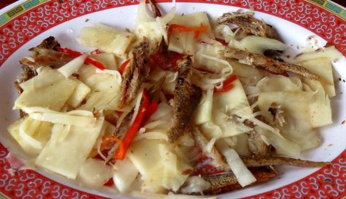 Gỏi cù hủ khóm và các loại khô.