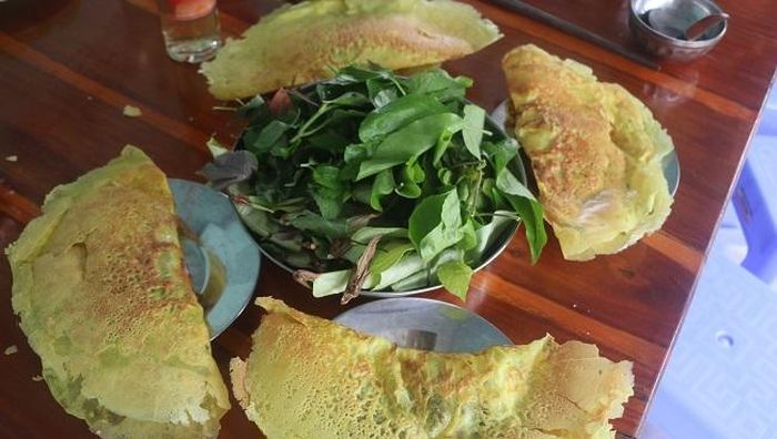 Bánh xèo cù hủ khóm Cầu Đúc với vịt chạy đồng một lứa của chị Trang Kiều Diễm đãi khách.