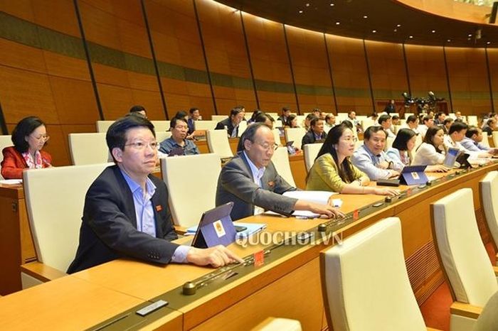 Đại biểu Quốc hội bấm nút thông qua một Nghị quyết. 