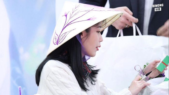 Chiếc nón là quà tặng của một fan Việt Nam. Không chỉ tặng IU nón lá, bạn nữ này còn gửi IU đặc sản Hà Nội là bánh cốm. Giọng ca BBI BBI khá bất ngờ và thích thú trước món quà đặc biệt. 