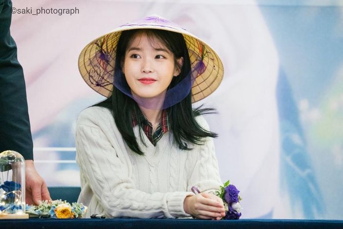 Người hâm mộ Việt vô cùng thích thú trước tính cách ấm áp của IU. Hình ảnh "em gái quốc dân" đội nón lá được chia sẻ rộng rãi trên mạng. Nhiều người cho biết họ khá yên tâm khi chứng kiến IU cười rạng rỡ trong sự kiện chiều 28/11. Trước đó, không ít fan lo lắng cho tình trạng tâm lý của cô khi hai người bạn thân là Sulli và Hara qua đời. 