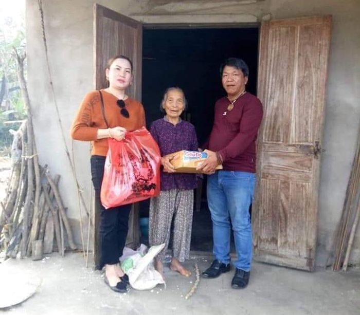 Thành viên CLB Hoa Từ bi kết nối yêu thương tặng quà cho một hoàn cảnh khó khăn. 