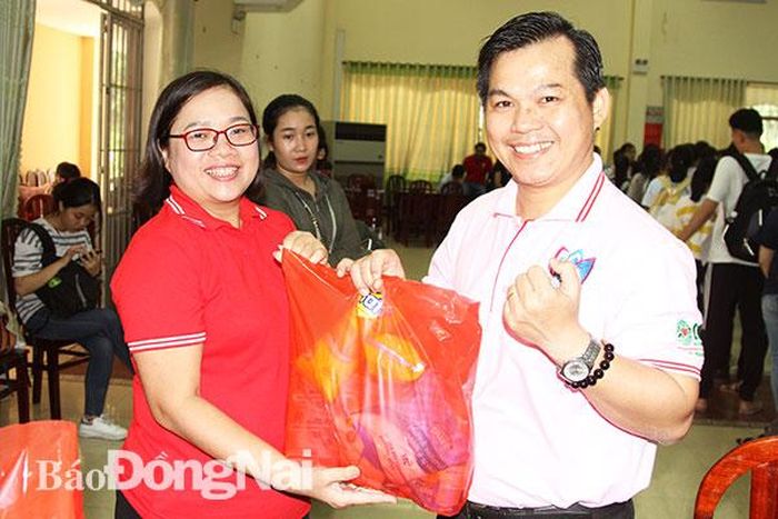 Trao quà cho người tham gia hiến máu tình nguyện. Ảnh: V.Truyên