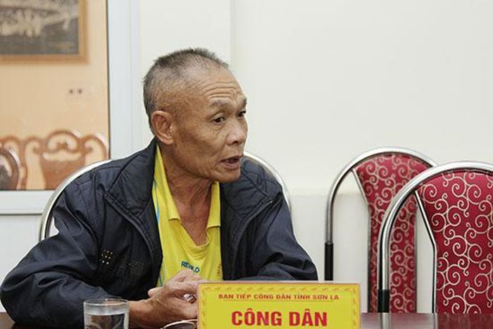 Công dân kiến nghị ý kiến tại cuộc tiếp công dân.