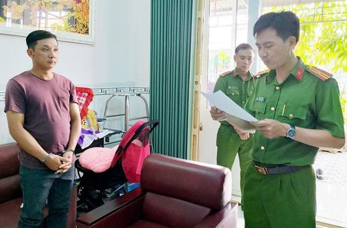 Cơ quan CSĐT Công an tỉnh Bạc Liêu đọc lệnh bắt tạm giam Nguyễn Việt Trung.