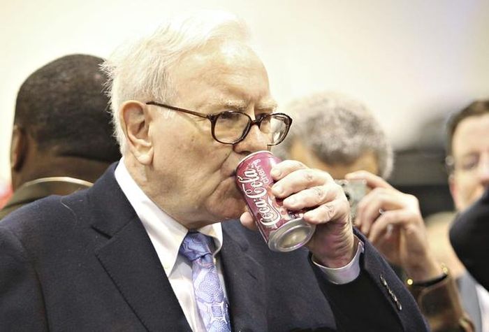 Buffett cũng là "fan cứng" của Coca Cola và kem Dairy Queen. Hiện tại, tỷ phú vẫn sống giản dị trong căn nhà khiêm tốn tại vùng Omaha, Nebraska có giá 31.500 USD, được ông mua vào năm 1958.