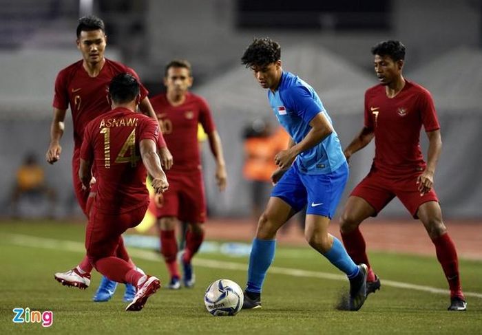 U22 Singapore (áo xanh) chưa giành được chiến thắng nào tại SEA Games 30. Ảnh: Việt Linh.