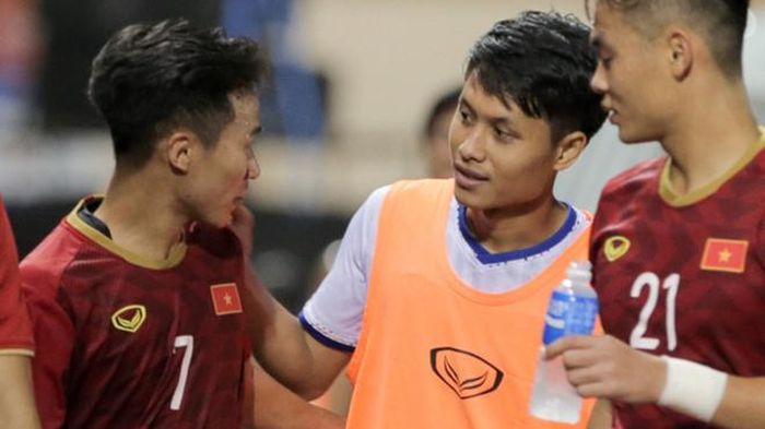 Hành động đẹp của cầu thủ U22 Lào