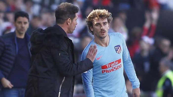  Chuyển nhượng bóng đá từ Sportsmole, PSG dự tính chiêu mộ cả HLV Diego Simeone và Antoine Griezmann về Pháp trong thời gian tới. Nhà đương kim vô địch Ligue 1 tin tưởng, bộ đôi từng làm việc ăn ý cùng nhau ở Atletico Madrid sẽ là chìa khóa mở ra thành công cho PSG trong tương lai.
