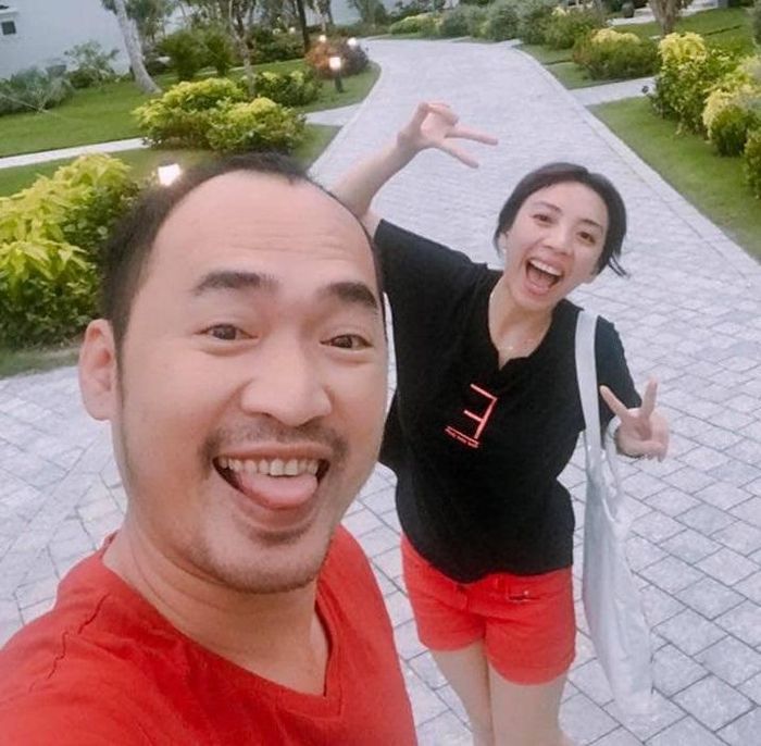 Vợ chồng Tiến Luật - Thu trang vui vẻ chụp hình cùng nhau trong chuyến đi đến Phú Quốc.