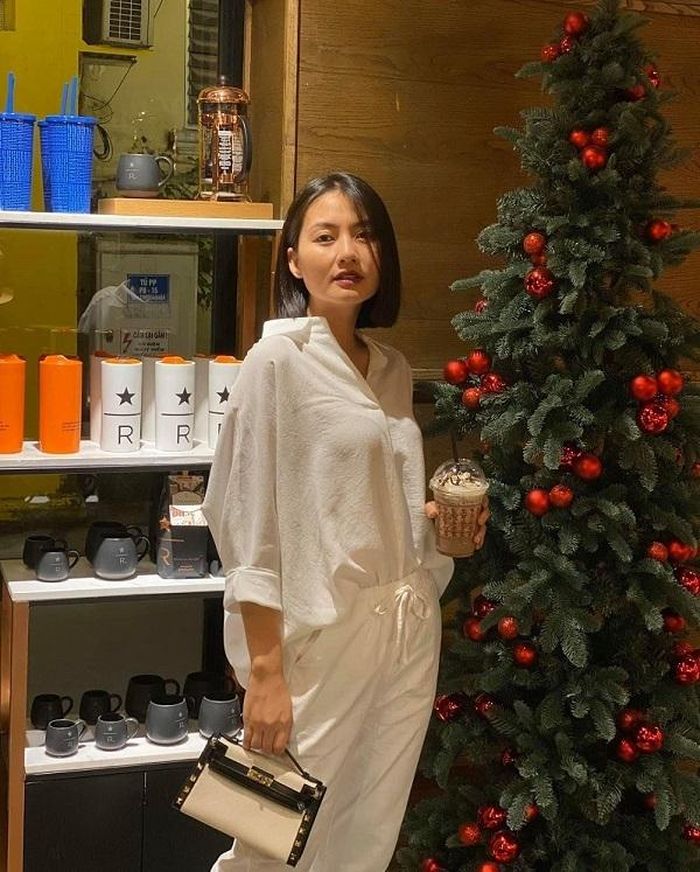 Ngọc Lan chụp hình bên cây thông Noel và hỏi người hâm mộ: “Noel này mình sẽ làm bà già Noel và sẽ cùng bạn tuần lộc mang tiếng cười đi khắp nơi. Đồng ý không?”.