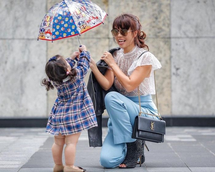 Hà Anh nói lời yêu thương: “Con yêu bé bỏng 17 tháng - 17 tháng hạnh phúc ngập tràn của người làm mẹ, làm ba của con. Mỗi đêm đi ngủ ba mẹ nhớ con. Mỗi sáng thức dậy mẹ mong chờ để ôm cục bông vào lòng, để thơm má, để dụi đầu. Con yêu, Myla, tình yêu bé nhỏ”.