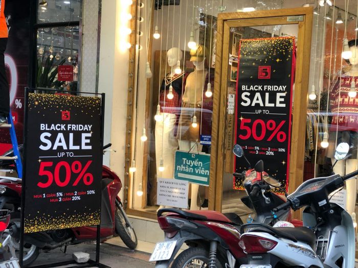 Quảng cáo khá rầm rộ cho ngày Black Friday.