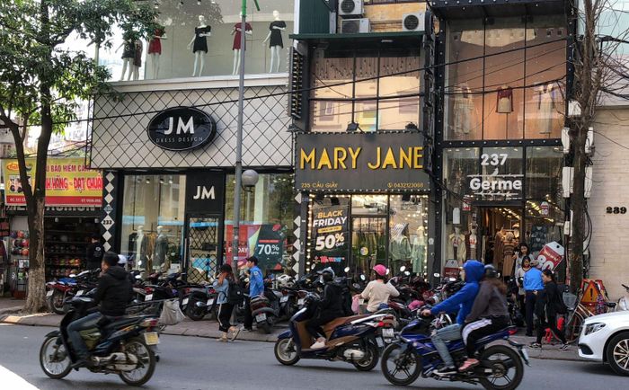 Các mặt hàng thời trang giảm giá mạnh.