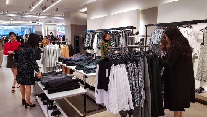 Nhiều Trung tâm thương mại, mặt hàng may mặc vẫn vắng khách trong ngày Black Friday.