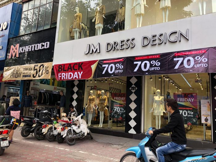Nhiều cửa hàng trưng biển giảm giá tới 70%.