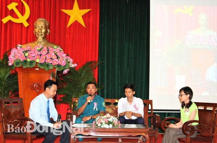 Những tấm gương người tốt - việc tốt tiêu biểu giao lưu tại Hội nghị tuyên dương Người tốt - việc tốt năm 2019. Ảnh: V.Truyên