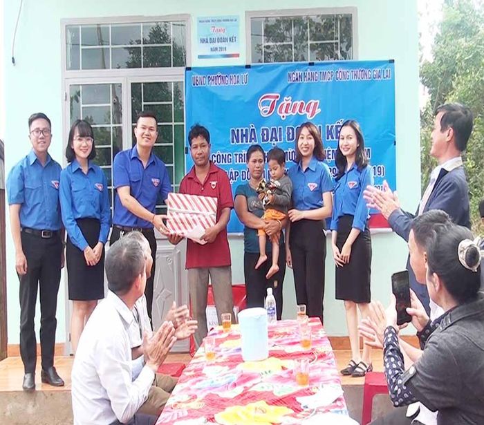 Tại buổi bàn giao nhà, Ngân hàng Thương mại cổ phần Công thương-Chi nhánh Gia Lai còn trao tặng thêm cho gia đình ông một số vật dụng trong gia đình. Ảnh: H.T