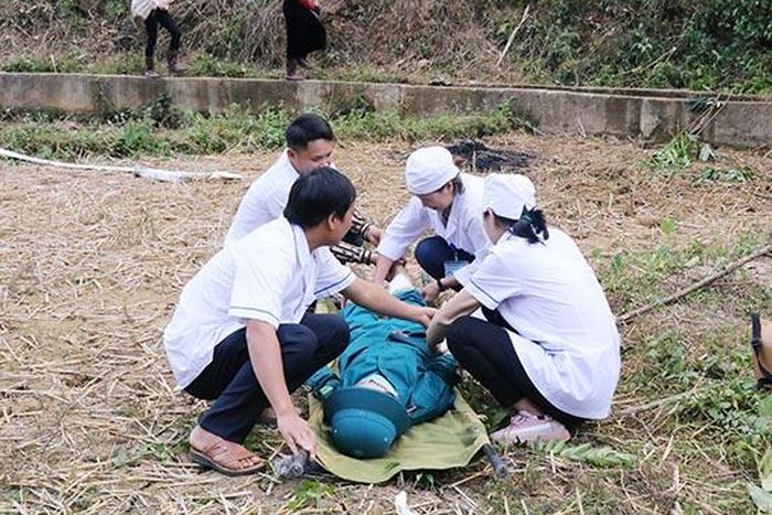 Cán bộ Trạm y tế xã Mường Giàng thực hiện các biện pháp cứu thương cho nạn nhân.