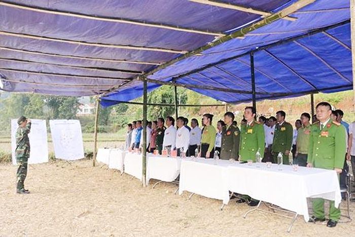 Các đại biểu tham quan phần diễn tập thực binh tại bản Mường Giàng.