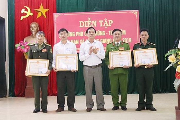 Lãnh đạo UBND huyện Quỳnh Nhai tặng Giấy khen cho các tập thể có thành tích xuất sắc trong diễn tập.