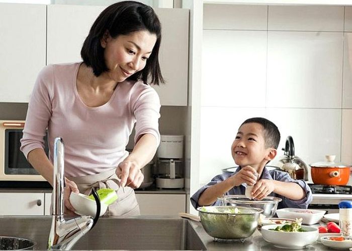 Hướng dẫn con tham gia làm việc nhà. Ảnh minh họa
