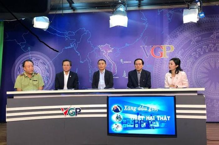  Đại diện các cơ quan quản lý tham gia tọa đàm "Xăng dầu giả, thiệt hại thật". 