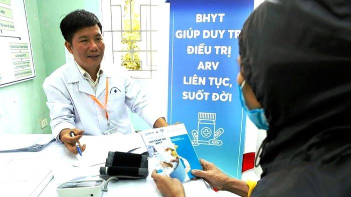 Bác sĩ tư vấn về việc quyền lợi bảo hiểm y tế đối với người nhiễm HIV