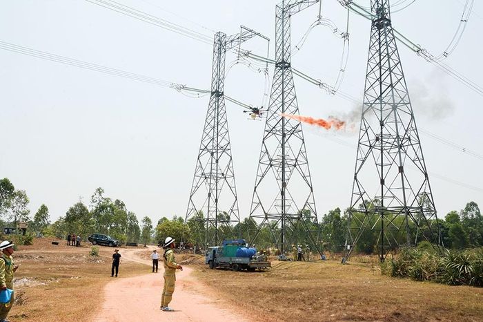 Cán bộ Phòng Kỹ thuật PTC2 đang điều khiển UAV sáng chế xử lý sự cố trên đường dây 500 kV