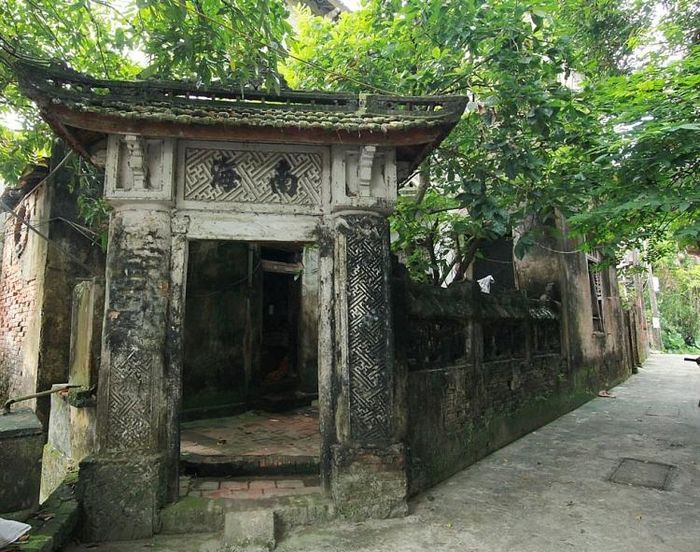 Lãnh đạo thôn Cựu cho hay, làng Cựu cổ kính đã có cách đây trên 500 năm. Làng vốn thờ một vị tướng nhà Trần. Vị tướng này không phải quan văn, cũng không phải quan võ mà là tướng dạy hổ.