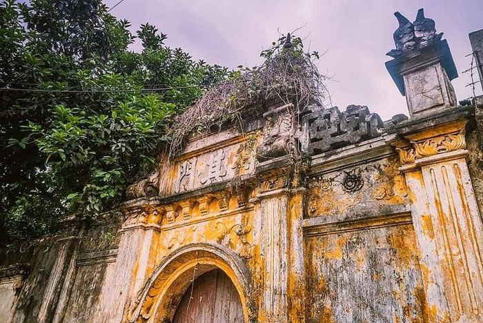 Những bức tường bong tróc, nhuốm màu thời gian.