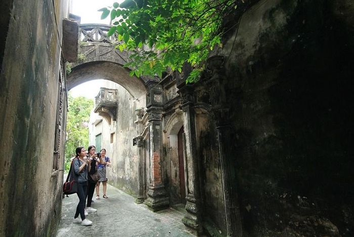 Có lẽ thế nên nhiều nhà nghiên cứu đã về đây khảo cứu tài liệu. Cổng làng Cựu đã khiến nhiều chuyên gia đáng kính phải thốt lên rằng đó là cổng làng đẹp nhất Việt Nam.